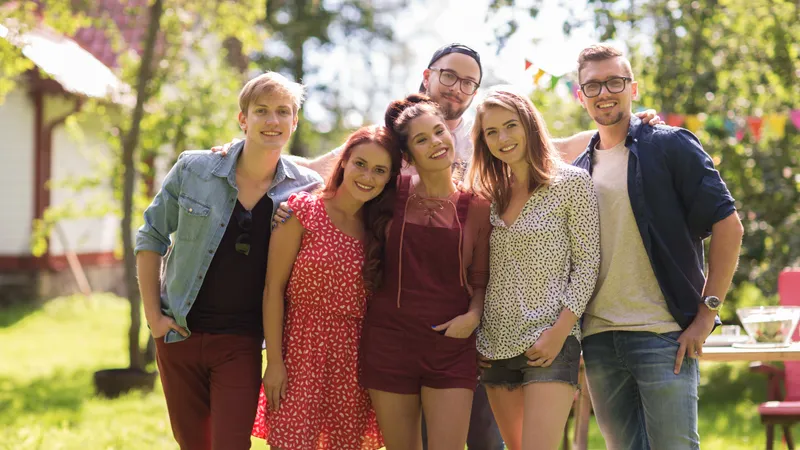 Freunde posieren bei einer Gartenparty für ein Foto