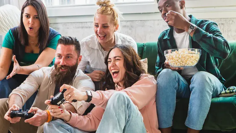 Fünf Freunde spielen ein Videospiel