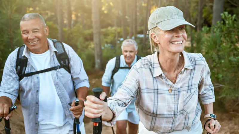 Drei ältere Freunde wandern im Wald