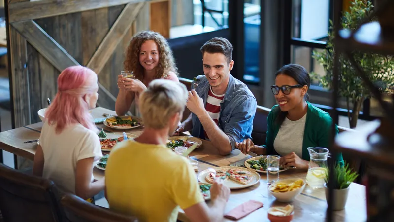  Fünf Freunde beim Mittagessen