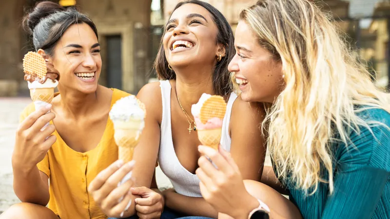 Drei Freundinnen beim Eis essen