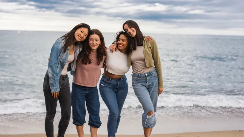 Vier Freundinnen am Strand