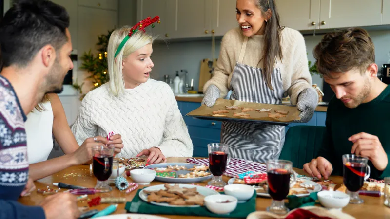 Vier Freunde beim Weihnachtskekse backen