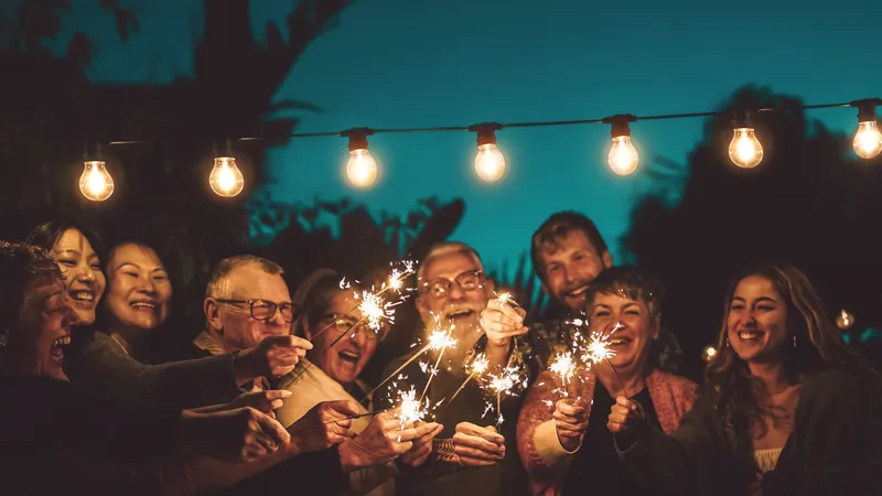 Freunde unterschiedlichsten Alters feiern mit Wunderkerzen