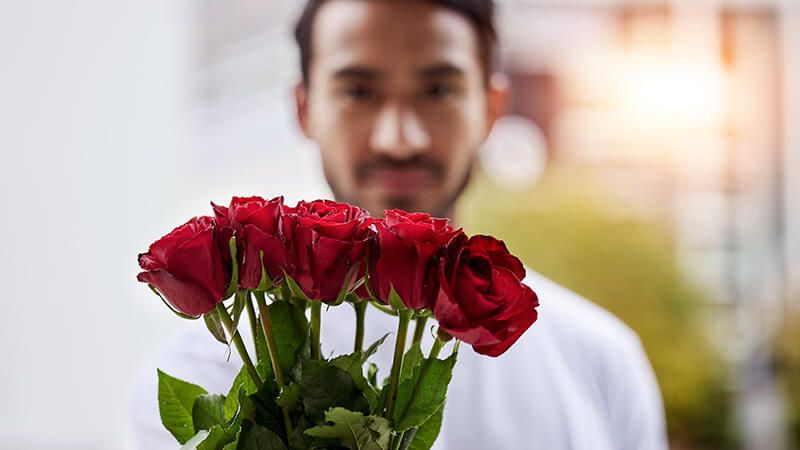 Love Scammer mit roten Rosen