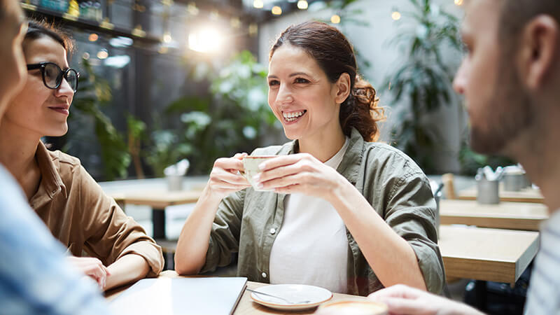 Vier Freunde plaudern bei einem Kaffee