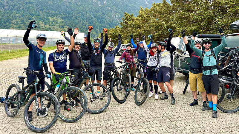 Radfahrer-Gruppe feiert ihre Tour