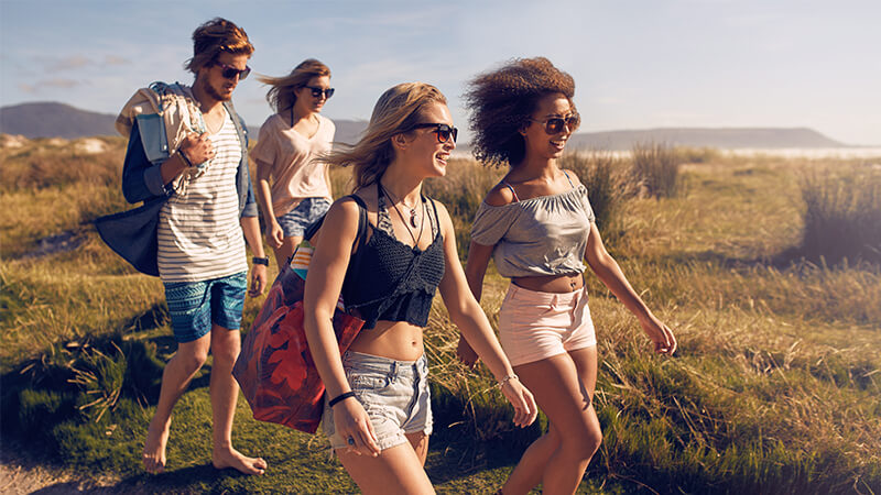 Vier Freunde am Weg zum Strand