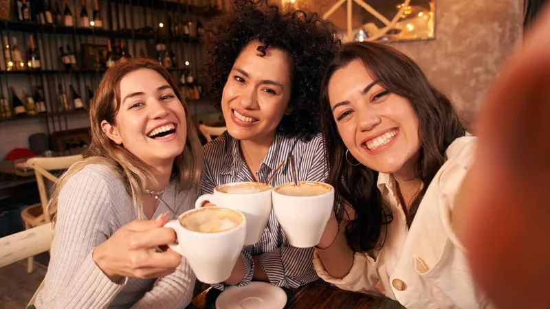 Drei Freundinnen machen ein Selfie beim Kaffee Trinken