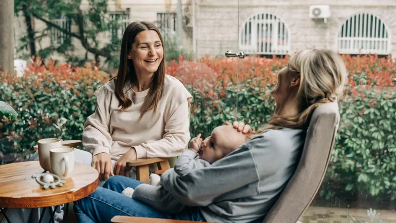Mutter mit Kind und Freundin