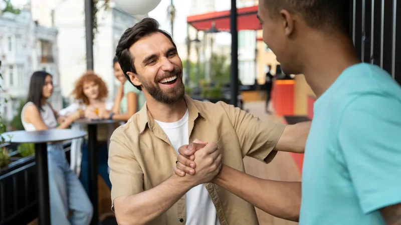 Zwei Freunde begrüßen sich mit einem freundschaftlichen Handschlag