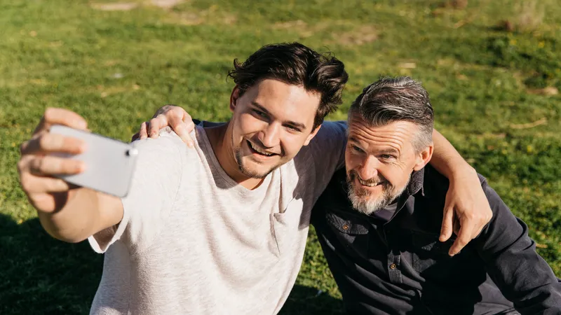 Zwei Freunde unterschiedlichen Alters machen ein Selfie