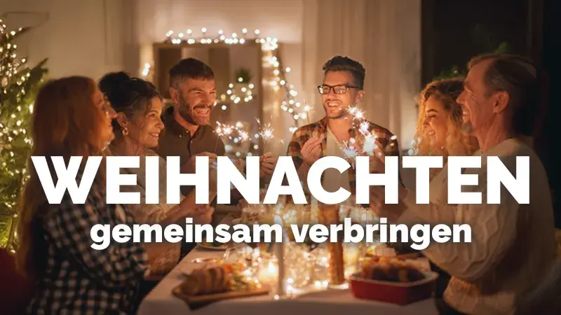 Menschen unterschiedlichen Alters beim Weihnachtsessen
