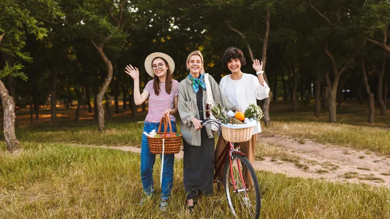 Drei junge Freundinnen am Weg zum Picknick