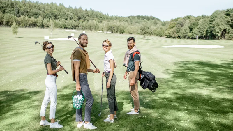 Vier Freunde beim Golfen