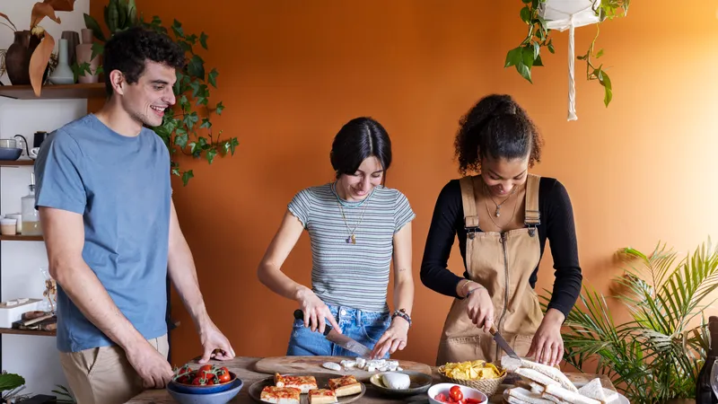Drei Freunde kochen gemeinsam