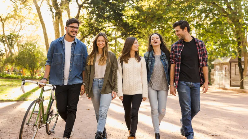 Fünf Freunde gehen im Park spazieren