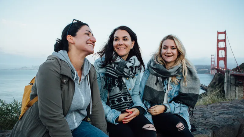 Freunde sitzen vor Golden Gate Bridge