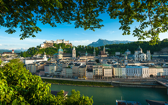 Blick aus dem Grünen, auf die Salzburger Altstadt