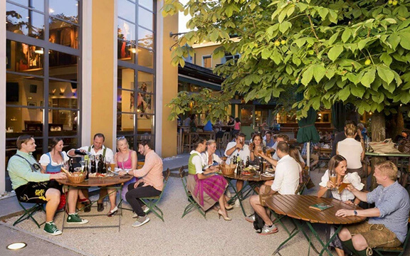 Gastgarten mit Gästen in Salzburg