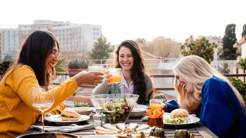 Drei Freundinnen beim Lunch
