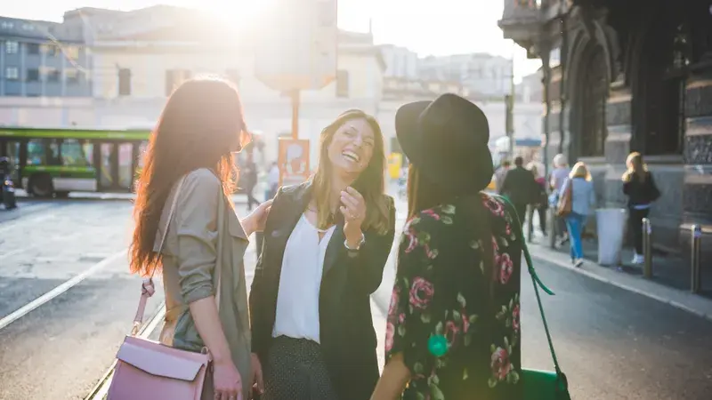Drei Freundinnen treffen sich in der Stadt