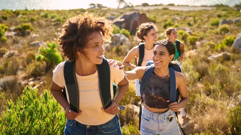 Junge Freundinnen beim Wandern