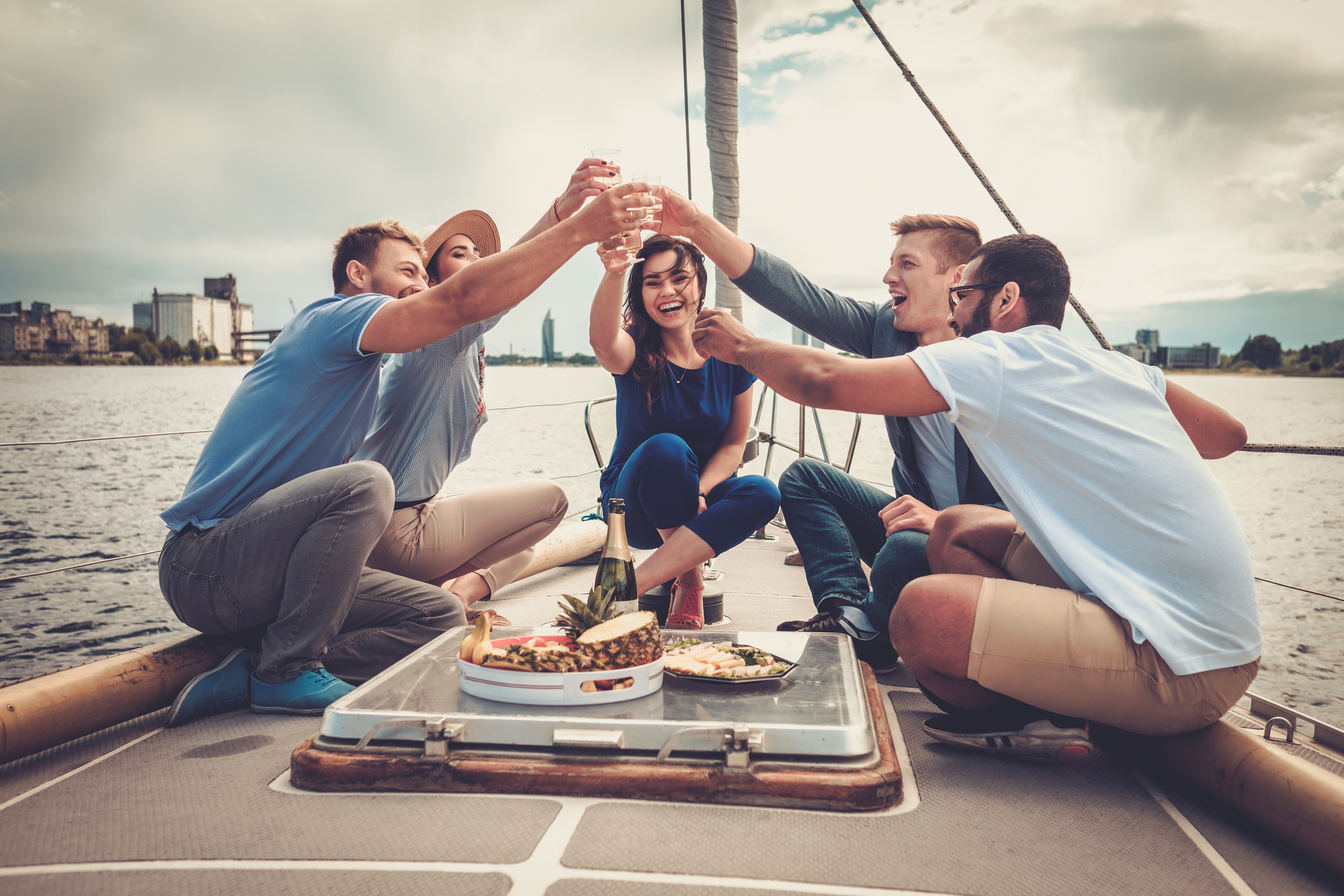 Urlauber auf Segelboot stoßen an