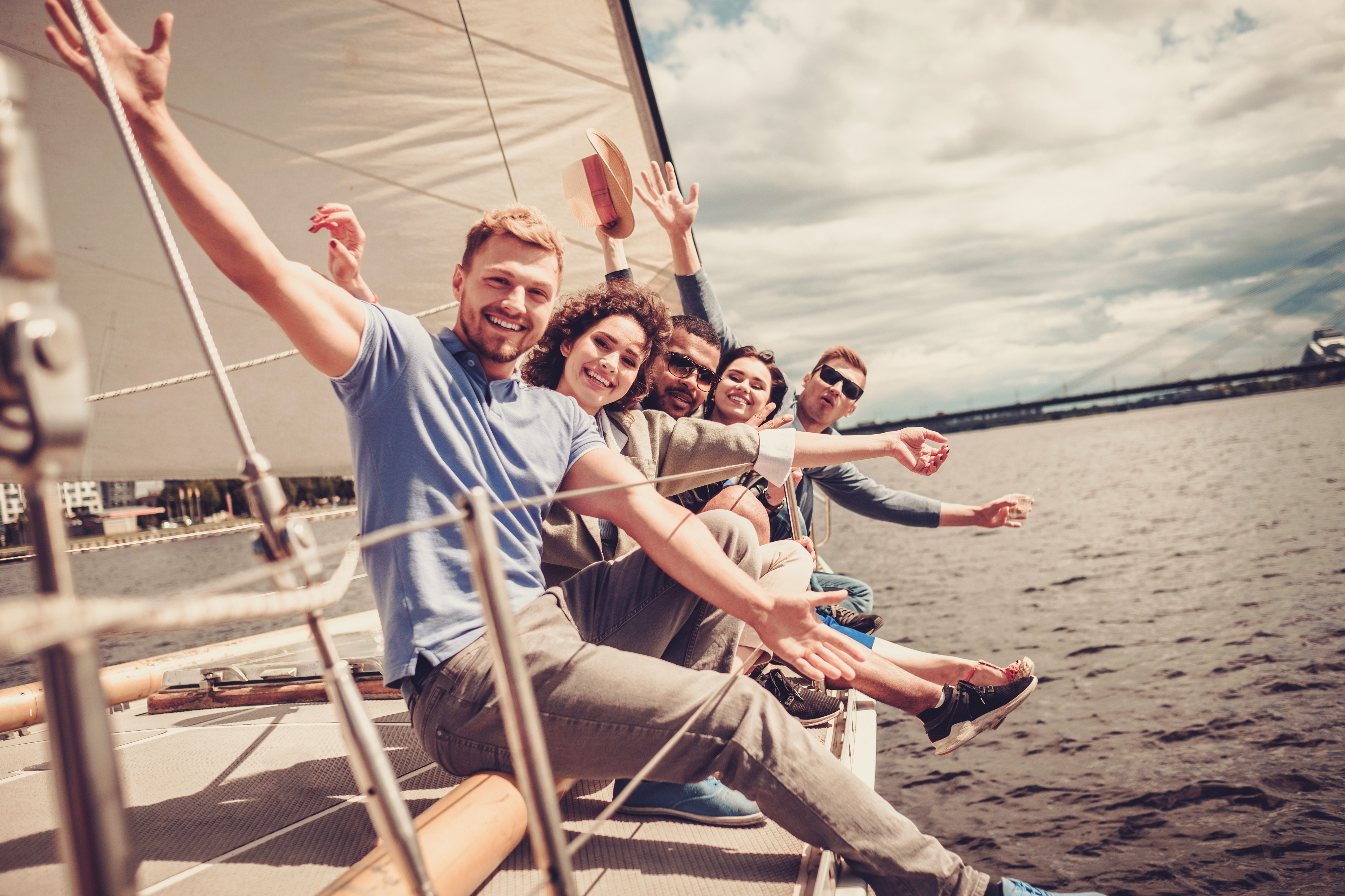 fröhliche Reisegruppe auf Segelboot
